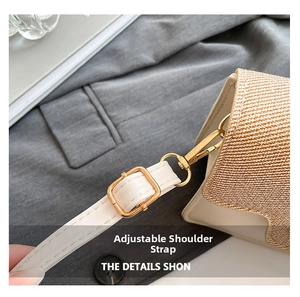 Détail de la bandoulière réglable en cuir blanc avec boucle et crochet en métal doré