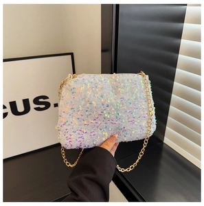 Détail de paillettes irisées colorées et chaîne dorée sur un mini sac à bandoulière chic