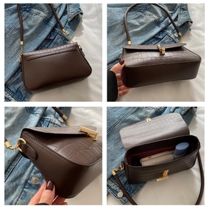Detailansicht der braunen Kroko-Lederhandtasche mit Innenraum und Fächern
