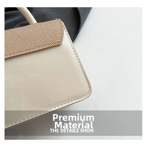 Détail du simili cuir crème et du rabat à texture tissée marron de ce sac