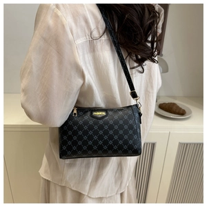 Dettaglio borsa a tracolla nera in PU con motivo geometrico ed emblema FASHION dorato