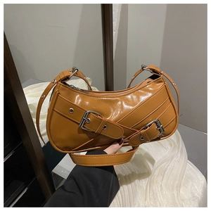 Vue détaillée d'un sac en similicuir caramel avec boucles argentées et style biker rétro
