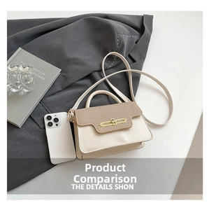 Comparaison de taille d'un mini sac avec un smartphone montrant les dimensions réelles
