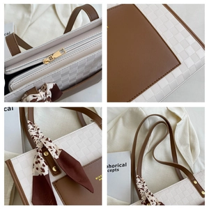 Dettagli della borsa tote a scacchi con cerniera dorata e foulard decorativo sul manico