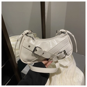 Détails du sac croissant en cuir verni blanc avec boucles argentées et fermeture éclair