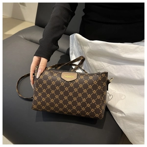 Dettagli della stampa floreale vintage e etichetta FASHION su borsa a tracolla in ecopelle