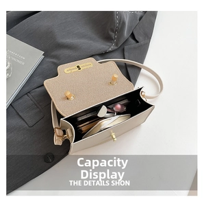 Vue intérieure du sac bandoulière crème montrant l'espace pour téléphone et maquillage