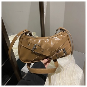 Détail du sac à bandoulière rétro au fini brillant avec des sangles à boucles en métal