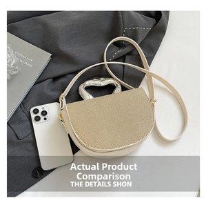 Détail du sac selle beige avec rabat tissé et poignée en métal argenté irrégulière