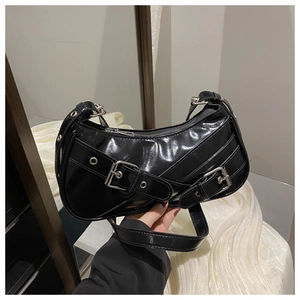Détail du sac croissant noir brillant avec sangles à boucles argentées et œillets
