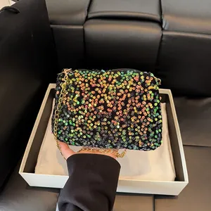 Sac à bandoulière chic à paillettes multicolores avec chaîne et fini scintillant