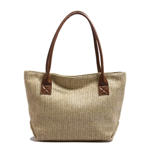 Borsa tote alla moda in paglia intrecciata beige con manici in pelle marrone casual