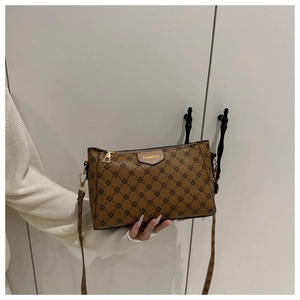 Dettaglio della borsa a tracolla marrone vintage in PU con etichetta Fashion dorata