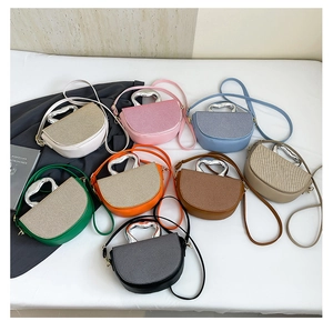 Vue détaillée de huit sacs selle demi-lune colorés avec des poignées métalliques
