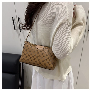 Dettaglio della trama geometrica vintage e etichetta Fashion sulla borsa marrone