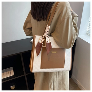 Dettaglio borsa shopper a scacchi bianchi con sciarpa leopardata e tracolla in cuoio