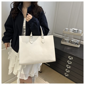 Vue détaillée du grand sac cabas blanc avec texture crocodile et doubles anses
