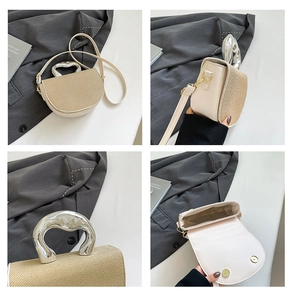 Détails du sac bandoulière crème avec rabat tissé et poignée métallique argentée