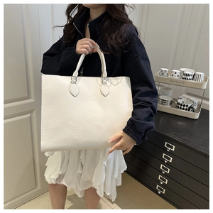 Détail de la texture crocodile blanc sur le grand sac cabas minimaliste moderne