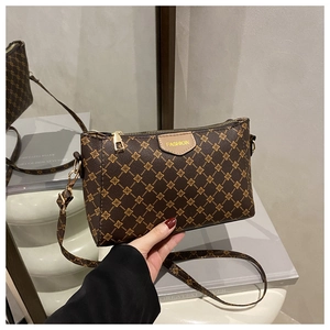 Dettaglio della borsa a tracolla monogramma marrone con cerniera dorata e logo