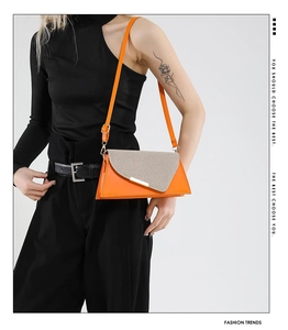 Detail van de snoepkleurige crossbodytas met oranje leer en beige geweven textuur