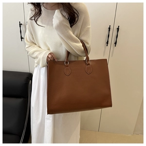 Grand sac cabas marron embossé crocodile porté à l'épaule pour un style quotidien