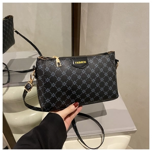 Dettaglio della borsa vintage stampata con cerniera dorata e targhetta FASHION