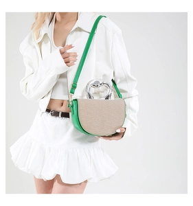 Détail du sac en cuir vert avec texture tissée beige et poignée artistique en métal argent