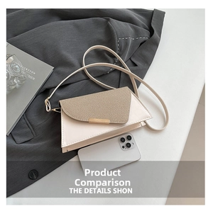 Detail van gebroken witte crossbodytas met gewatteerde textuur en gouden gesp