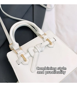 Détail du sac à main blanc avec boucle à nœud et fermoir métallique doré brillant