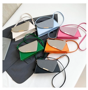 Platliggende crossbodytassen in diverse kleuren met getextureerde flap en gouden slot