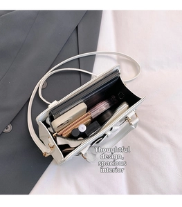 Vue de dessus de l'intérieur du sac blanc montrant des compartiments spacieux pour essentiels