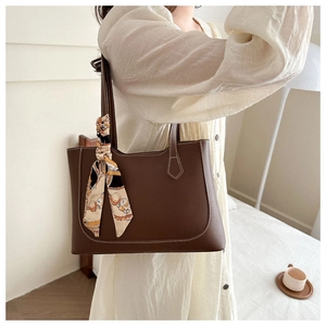 Détail du grand sac cabas marron foncé avec coutures blanches et foulard en soie décoratif
