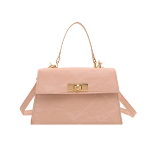 Sac à main rose en cuir synthétique avec texture plissée et fermoir doré chic