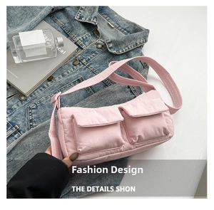 Dettaglio della borsa a spalla in nylon trapuntato rosa con doppie tasche anteriori a patta
