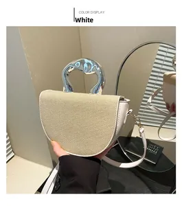 Détail du sac selle avec texture tissée beige et poignée en métal argenté design
