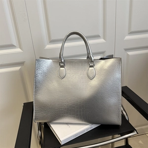 Sac fourre-tout argenté métallisé avec texture crocodile et grande capacité