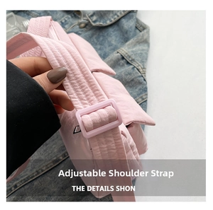 Dettaglio della tracolla regolabile e della fibbia su borsa a tracolla in nylon rosa