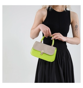 Détail du sac en cuir vert citron avec rabat beige texturé et finitions dorées