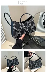 Dettaglio borsa hobo in denim nero con trapuntatura sfrangiata e tracolla annodata