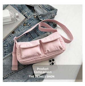 Borsa a tracolla in nylon rosa accanto a uno smartphone per mostrarne le dimensioni