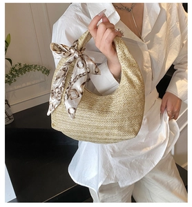 Tissage en H détaillé sur sac en paille en croissant avec foulard en soie décoratif