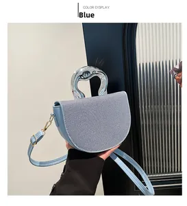 Détail du sac selle bleu avec finition texturée et poignée en métal argenté élégant