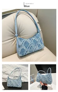 Dettaglio della borsa a spalla in denim azzurro con trama trapuntata e manici annodati
