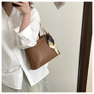Sac cabas marron en cuir avec foulard décoratif et intérieur spacieux pour le quotidien