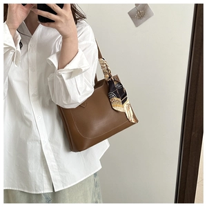 Grand sac cabas marron en cuir avec foulard décoratif, parfait pour les cours et le bureau