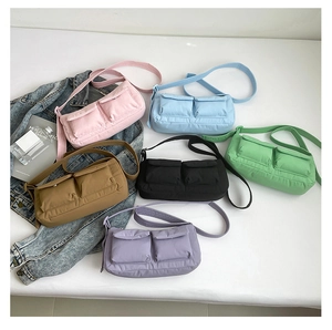 Vista piatta di borse a tracolla in nylon colorato con doppie tasche frontali e tracolle