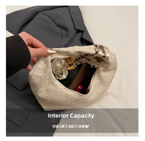 Détail intérieur du sac tissé montrant la grande capacité pour téléphone et cosmétiques