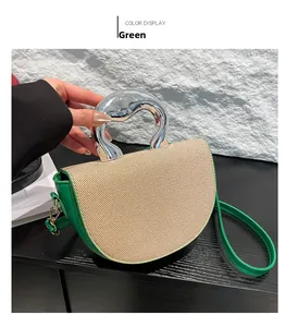 Détail du sac bandoulière demi-lune vert avec texture tissée et poignée en métal argenté