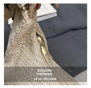 Détail du zip doré et de la texture tissée d'un sac de plage pour l'été